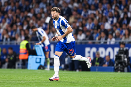 Santiago Giménez ingresó al minuto 75 y generó dos disparos a portería durante su presentación con los Dragones.