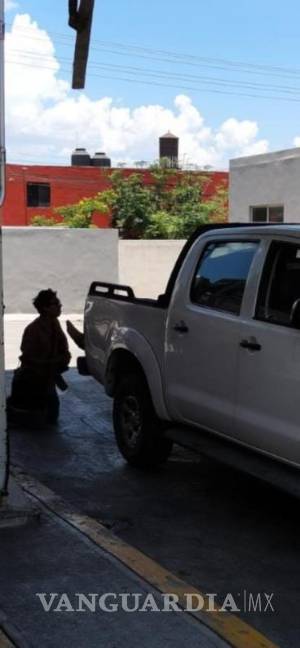 $!En una camioneta trasladaban al hombre a recibir atención médica.