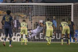 Memo Ochoa se lanza sobre la pelota, el disparo, el penalti, despertaría al Philadelphia