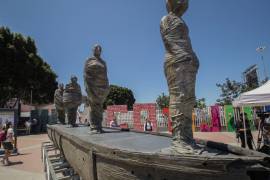 MEX9724. TIJUANA (MÉXICO), 09/07/2023.- Fotografía de la escultura titulada El ruido generado por el choque de los cuerpos, el 7 de julio de 2023, en la fronteriza Tijuana (México). Una escultura de bronce que representa a cuatro migrantes en una balsa reivindica los derechos de esta población en Tijuana, en la frontera de México con Estados Unidos. EFE/ Joebeth Terriquez