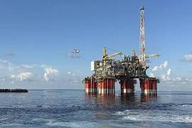 Los precios subieron brevemente durante la jornada, después de que los hutíes, aliados de Irán en Yemen, anunciaran que habían alcanzado un petrolero saudí con un misil cerca de la costa de Yanbu.