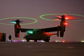 Un avión de rotor inclinado V-22 Osprey avanza durante una misión en el desierto occidental de Irak, el 13 de octubre de 2008.