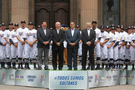 &quot;El Bronco&quot; se toma foto oficial con los Sultanes de Monterrey