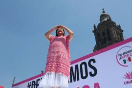 La candidata presidencial opositora Xóchitl Gálvez forma un corazón con sus manos en un acto de campaña en el Zócalo, la principal plaza de Ciudad de México, el domingo 19 de mayo de 2024.