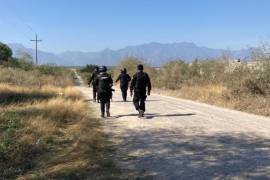 Los restos mortales de al menos cuatro personas, fueron encontrados en bolsas negras de plástico, junto al acotamiento de la carretera Nacional, en los límites de Nuevo León y Tamaulipas