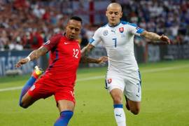 Inglaterra vence a Eslovaquia con agónico gol