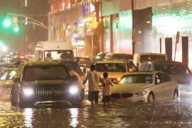 Coches atascados en una calle inundada por fuertes lluvias cuando los restos del huracán Ida azotaron el área en el distrito de Queens de Nueva York, Nueva York. EFE/EPA/Justin Lane