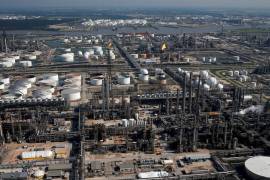 Primeramente, se anunció que la refinería Olmeca comenzaría a producir gasolinas en diciembre de 2022; a finales de ese año se movió la fecha a julio de 2023