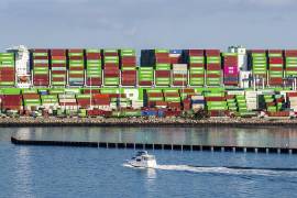 Contenedores en el carguero Ever Most anclado en el Puerto de Oakland, California. Trump declaró una “emergencia económica” para eludir al Congreso e imponer un arancel del 10% a casi todos los países.