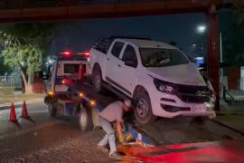 La camioneta Chevrolet S10 terminó con severos daños en la parte frontal luego de impactarse contra un árbol ubicado sobre el bulevar Paseo de la Reforma.