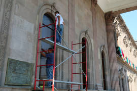 Arreglan coahuilenses vitrales del Palacio de Gobierno de Nuevo León