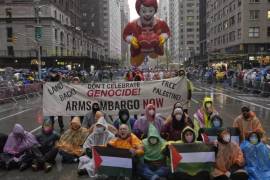 Los manifestantes entraron a la ruta del desfile en W. 55th Street y Sixth Avenue, deteniendo el globo de Ronald McDonald y provocando fuertes abucheos de los asistentes al desfile.