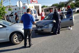 Personal de Policía y Tránsito tomaron conocimiento del percance y solicitaron una grúa para trasladar los vehículos al corralón.