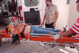 La pareja se dirigía a sufrió diversas lesiones y fue trasladada al Centro de Salud de Parras de la Fuente.