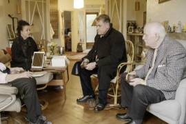 En los últimos años, Kai (segundo desde la derecha) y su padre Hans-Jürgen Höss (extrema derecha) se reunieron con la sobreviviente de Auschwitz, Anita Lasker-Wallfisch (desde la izquierda), y su hija Maya.