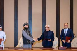 El ministro de Defensa paquistaní, Khawaja Asif, y el ministro de Defensa afgano, el mulá Muhammad Yagoob, se dan la mano tras firmar un acuerdo de alto el fuego en Doha, Qatar, el 19 de octubre de 2025.