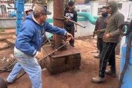 Las cuadrillas de SIMAS trabajan en el retiro de la tubería y la extracción de la bomba para atender la falla mecánica.