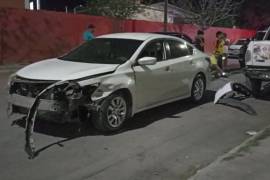 El vehículo Nissan Altima terminó con severos daños materiales después de que su conductora presuntamente perdiera el control debido al estado inconveniente en el que manejaba durante la madrugada.