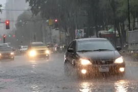 Autoridades municipales exhortaron a la población a evitar cruzar calles inundadas y extremar precauciones al conducir durante las precipitaciones.