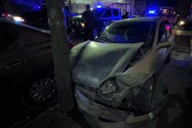 Elementos de Tránsito Municipal inspeccionan el Chevy Monza tras el doble accidente en la colonia Mirasierra.