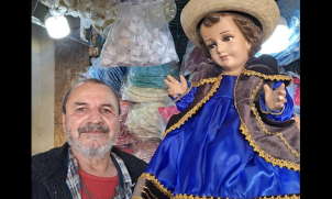 Vestir al Niño Dios representa un acto simbólico de agradecimiento y acompañamiento, de acuerdo con comerciantes y devotos.