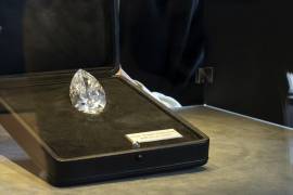 ‘The Rock’, un diamante blanco de 228.31 quilates que es el diamante blanco más grande jamás visto en la historia del mercado de subastas, se muestra durante en Christie’s, en Ginebra, Suiza.