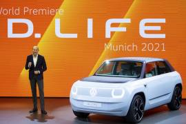 Ralf Brandstaetter, miembro del Consejo de Administración de la marca Volkswagen, presenta el “ID. Life” en el salón del automóvil IAA en Munich, Alemania. AP/Sven Hoppe/dpa