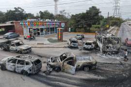 Autos y camiones que fueron quemados por parte del crimen organizado, presuntamente del Cártel Jalisco Nueva Generación, permanecen atravesados en vialidades importantes como resultado de la ola de violencia que se suscitó tras conocerse la muerte del líder criminal Nemesio Rubén Oseguera “El Mencho”.