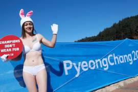Activista de PETA realiza una protesta en bikini y a menos de 16 grados en Corea del Sur
