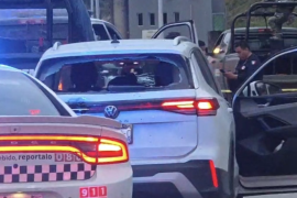 Una doctora perdió la vida y otra mujer resultó herida, mientras autoridades ya investigan lo ocurrido.