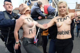 Activistas de Femen protestan semidesnudas contra Marine Le Pen