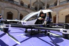 El gobernador del estado, Samuel García, posó en el dron de pasajeros que se exhibe en los patios de Palacio de Gobierno