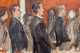 En esta caricatura de la sala del tribunal, Alon Alexander, segundo desde la izquierda, Oren Alexander, en el centro, y Tal Alexander, observan al jurado salir de la sala después de la lectura del veredicto en Nueva York.