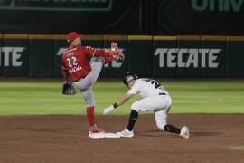 En un emocionante final, los Saraperos aseguran la victoria en el noveno episodio con una sólida defensa y pitcheo, ganando 4-3 a los Diablos Rojos en el primer juego de la serie en el Estadio Francisco I. Madero.