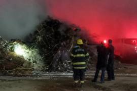 Elementos de Bomberos, Protección Civil y personal de apoyo trabajaron de manera coordinada para controlar el incendio registrado en el Centro de Transferencia del Bosque Urbano.