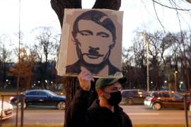 Un activista rumano sostiene una pancarta que representa a Vladimir Putin como Adolf Hitler, durante una manifestación de solidaridad para el pueblo ucraniano en Bucarest. EFE/EPA/Robert Ghement