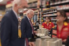 La escena ironiza la diferencia entre los 5 mil pesos depositados y los más de 56 millones de dólares que se exigían como garantía.