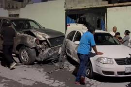 La omisión de una señal de alto por parte del conductor de una camioneta Ford F-150 derivó en un aparatoso accidente múltiple en la colonia La Berrueto, donde al menos cuatro vehículos resultaron involucrados y dos personas sufrieron lesiones.