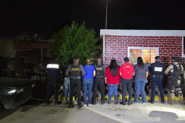 Elementos de la Fiscalía General del Estado realizaron dos cateos en domicilios de la colonia Nueva Villa, en la villa de Agujita, donde aseguraron diversas dosis de narcóticos y lograron la detención de tres personas presuntamente vinculadas con actividades de narcomenudeo.