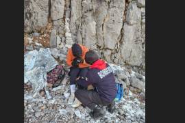 Elementos de Protección Civil y Bomberos de Arteaga ascienden con equipo especializado hacia la zona donde se encuentra la senderista lesionada.
