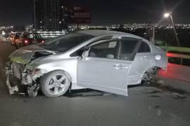 El automóvil rebotó en varias ocasiones contra las barreras antes de detener su trayectoria.