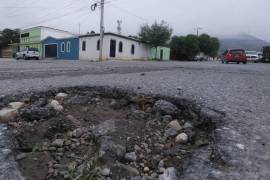 Las lluvias recientes en Saltillo han agravado el problema de los baches, ya que el agua oculta estas peligrosas imperfecciones en la carretera.