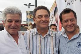 Pío López Obrador (centro), compareció ante la Fiscalía Especializada en Materia de Delitos Electorales (FEDE) por presuntos delitos electorales.