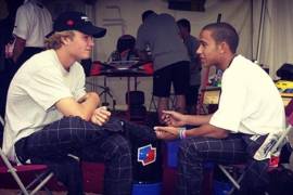 Emotiva foto de Hamilton y Rosberg, en la despedida del campeón