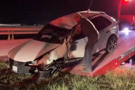 El Volkswagen Pointer terminó con severos daños estructurales luego de impactarse contra la base de un puente en el bulevar Fundadores.