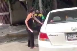 Surge #LadyChancla... mujer lanza patadas y amenazas con sandalia en mano a policía en CDMX (video)