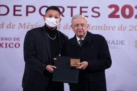 Julio Urías recibe el premio de parte del presidente Andrés Manuel López Obrador luego de ser campeón de la MLB con los Dodgers.
