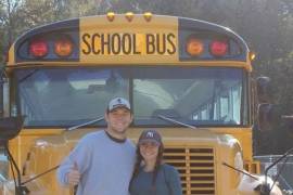 Historia de amor nivel: beisbolista de los Rays de Tampa Bay y su novia compran autobús escolar para vivir