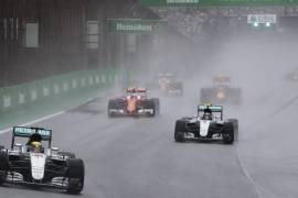 Bajo la lluvia, Hamilton ganó el GP de Brasil