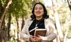 Atenea López Lerma, docente de secundaria, destaca la necesidad de adaptar la promoción de la lectura a los hábitos digitales actuales.